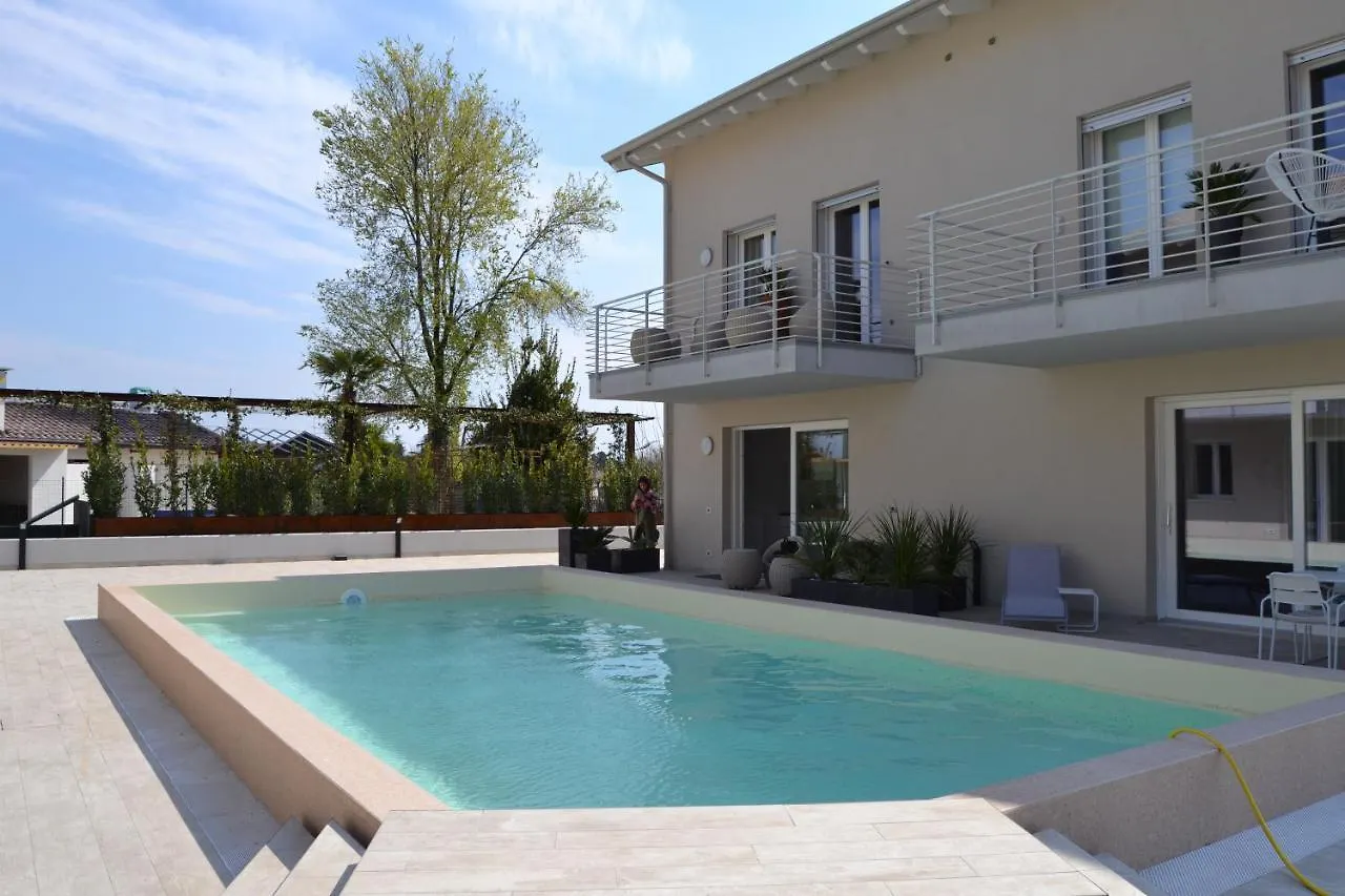 Aura Ar Holiday-Home Peschiera del Garda 0*,  Italia